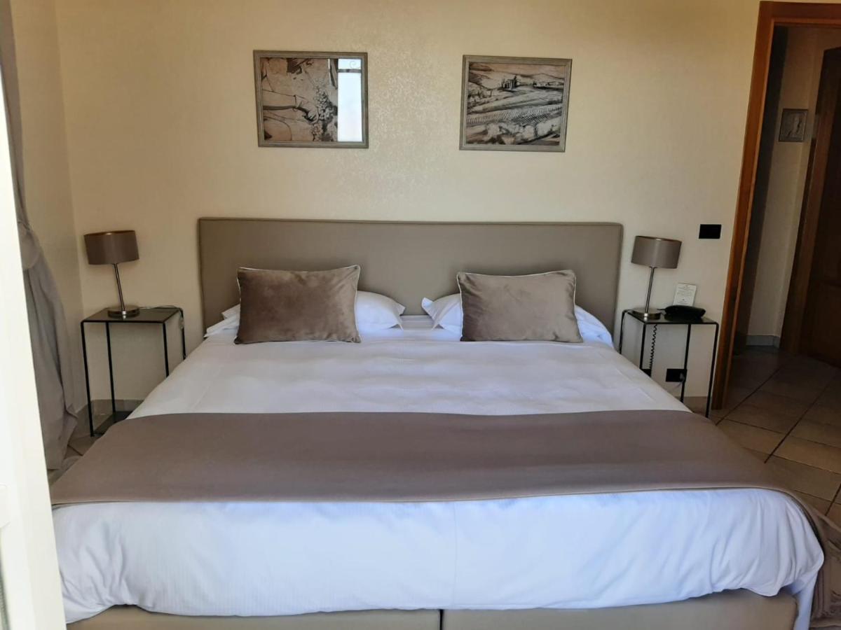 Relais Juliette Hotel La Morra Bagian luar foto